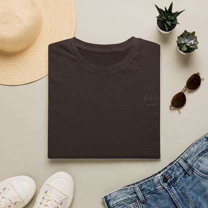 Minimalist Tiny Logo T-Shirt — Neutral Casual Tee with Small Chest Emblem